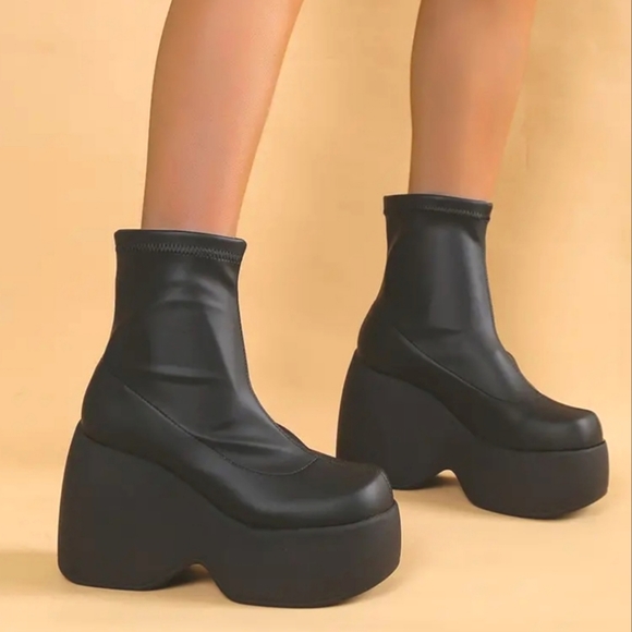 Soldd Ladies chunky platform boots sz 7.5 - Picture 16 of 16